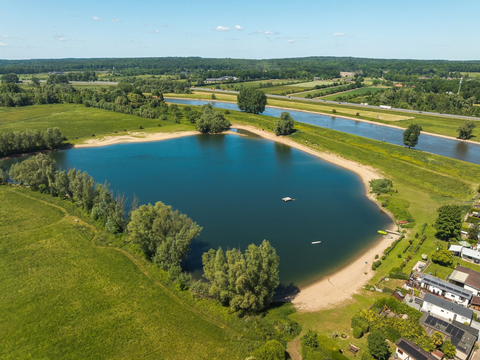 Luchtfoto van de vijver en de directe omgeving op Resort Rhederlaagse Meren.